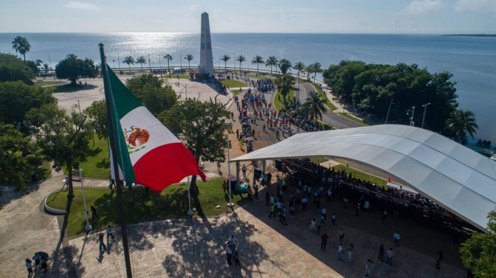 PRESIDE MARA LEZAMA DESFILE POR EL 114 ANIVERSARIO DE LA REVOLUCIÓN MEXICANA EN CHETUMAL