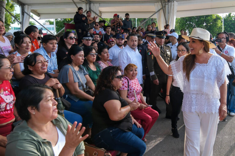 PRESIDE MARA LEZAMA DESFILE POR EL 114 ANIVERSARIO DE LA REVOLUCIÓN MEXICANA EN CHETUMAL