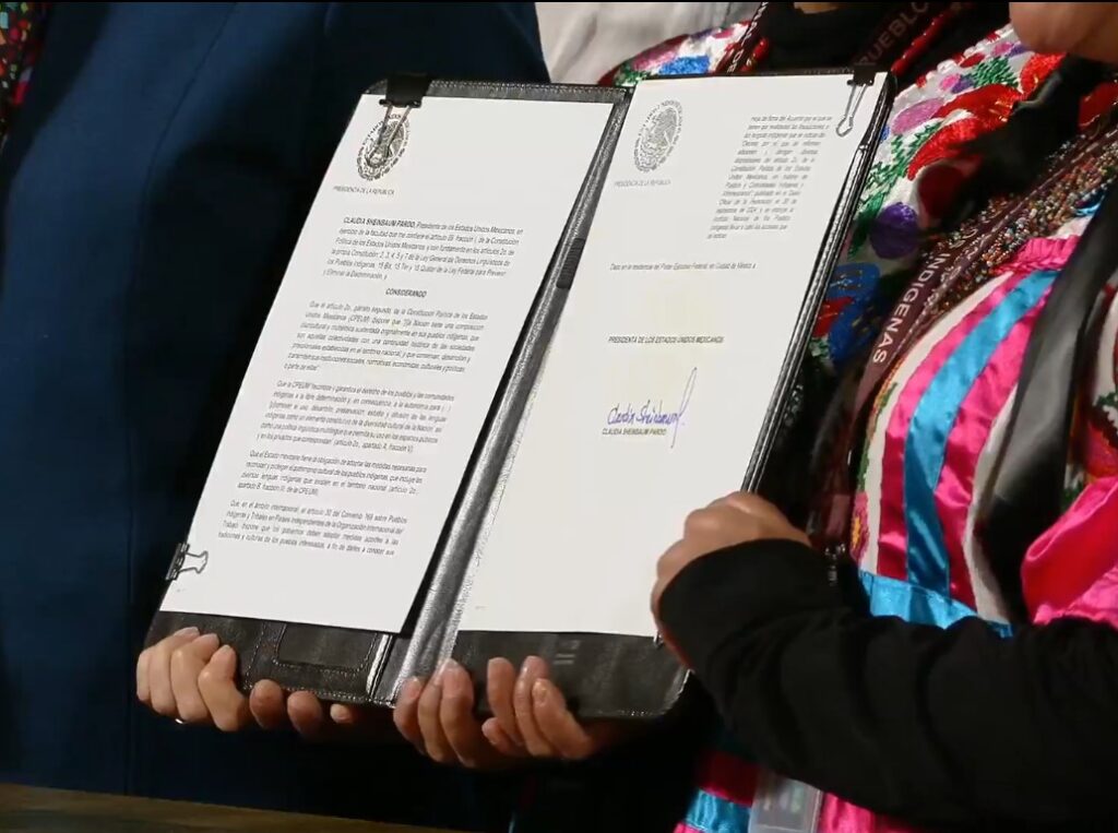 FIRMA SHEINBAUM DECRETOS EN BENEFICIO DE LOS PUEBLOS INDÍGENAS Y AFROMEXICANOS