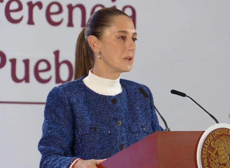 Invita Claudia Sheinbaum a empresarios para sumarse al Plan México. La Presidenta Claudia Sheinbaum informó en la Mañanera del Pueblo que en la reunión con el Consejo Mexicano de Negocios invitó a las y los empresarios a ser parte del Plan México, cuyo objetivo es que se produzca en el país gran parte de lo que hoy se importa y con ello generar cadenas de valor. “Les dije: ‘A lo que los invitamos es a que se sumen a este plan y vean sus empresas que otra parte pueden fabricar en México y como se puede ayudar a la cadena para que, desde la pequeña microempresa hasta las grandes empresas, puedan tener estas cadenas productivas que se produzcan aquí’”, explicó la Presidenta en la Mañanera del Pueblo del 6 de diciembre. La mandataria explicó en qué “el objetivo que tiene el Plan México es que se produzca aquí en México mucho de lo que hoy se importa y que se generen cadenas de valor de distintos sectores industriales, particularmente, en nuestro país. En su momento el secretario de Hacienda, Ramírez de la O, planteó que se está importando mucho de Asia, que hay un déficit comercial”, por lo que se debe impulsar la producción nacional. Además, la mandataria recordó que se están impulsando Polos de Desarrollo del Bienestar por todo el país, los cuales vendrán acompañados de obras de infraestructura. “¿En dónde? pues en estos Polos del Bienestar que ya existen en el sureste, y otros Polos del Bienestar que vamos a desarrollar a lo largo y ancho del país a partir también de la infraestructura”.