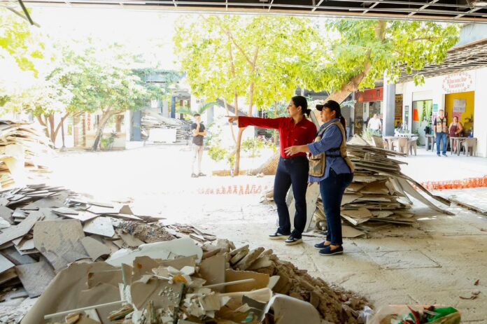 • La presidenta municipal de Solidaridad, Estefanía Mercado, supervisa los trabajos de rehabilitación del icónico inmueble de la avenida 10