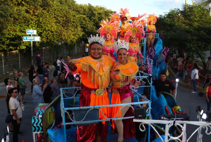 • Locales y visitantes vibran, cantan y bailan al paso de comparsas y soberanos; participan más de dos mil bailarinas y bailarines